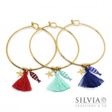 Bracciale bangle in acciaio color oro con ciondolo pesce e nappina
