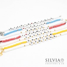 Bracciale con corallini colorati, nome o scritta