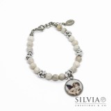 Bracciale perle di agata bianca con ciondolo angelo di Raffaello