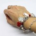 Bracciale a tema Alice con perle cristalli e charms