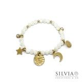Bracciale elastico perle di conchiglia e charms astri dorati
