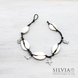 Bracciale elastico nero con conchiglie e charms in acciaio a tema mare