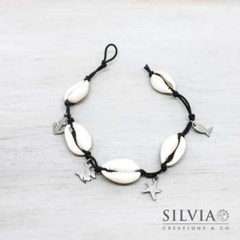 Bracciale elastico nero con conchiglie e charms in acciaio a tema mare