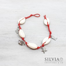 Bracciale elastico rosso con conchiglie e charms in acciaio a tema mare