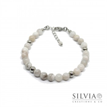 Bracciale uomo con perle di agata bianca da 6 mm e chiusura a moschettone