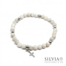 Bracciale uomo con perle di agata bianca da 6mm e croce in acciaio