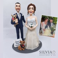Cake topper personalizzato per le nozze di Vanessa e Alessio con loro due cani Cake topper personalizzato per le nozze di Vanessa e Alessio con loro due cani