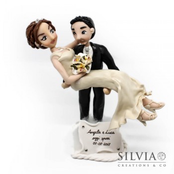 Cake topper matrimonio con sposa in braccio allo sposo