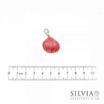 Charm conchiglia rossa e foglia argento con moschettone