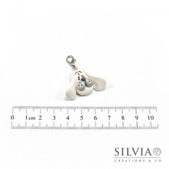 Charm cane bianco e grigio con moschettone