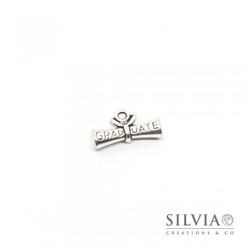 Charm pergamena con scritta "graduate" argento antico 22x13 mm