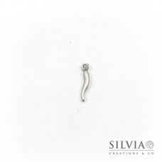 Charm a forma di cornetto argento antico in zama 23x3 mm