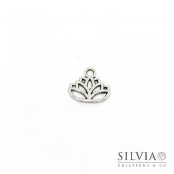 Charm a forma di fiore di loto argento antico in zama 17x14 mm
