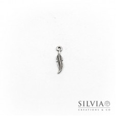 Charm a forma di piuma argento antico in zama 25x5 mm