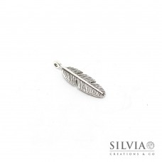 Charm a forma di piuma argento antico in zama 30x10 mm