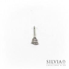 Charm a forma di scopa argento antico in zama 28x10 mm