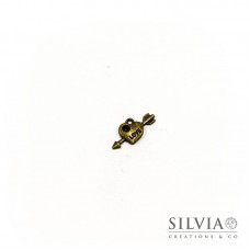Charm a forma di cuore con freccia bronzo in zama 21 mm