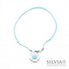 Collana cordino cerato con fiore bianco e azzurro