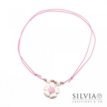 Collana cordino cerato con fiore bianco e rosa