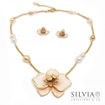Collana girocollo e orecchini a lobo con orchidea bianca e oro
