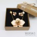 Collana girocollo e orecchini a lobo con orchidea bianca e oro