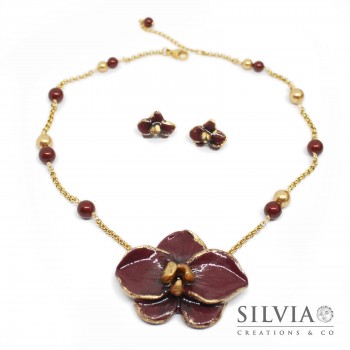 Collana girocollo e orecchini a lobo con orchidea bordeaux e oro