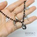 Collana girocollo catena acciaio con cristalli neri e ciondoli portafortuna