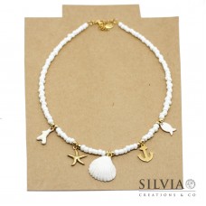 Collana girocollo corallini bianchi con conchiglia e charms mare oro e bianchi