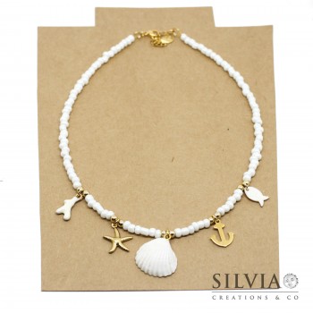 Collana girocollo corallini bianchi con conchiglia e charms mare oro e bianchi