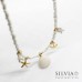 Collana girocollo corallini bianchi con conchiglia e charms mare oro e bianchi