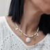 Collana girocollo corallini bianchi con conchiglia e charms mare oro e bianchi
