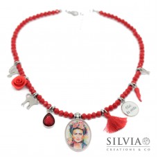 Collana girocollo rossa ispirata a Frida Kahlo con charms