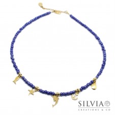 Collana girocollo corallini blu lucido e cinque mini charms mare oro