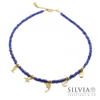 Collana girocollo corallini blu lucido e cinque mini charms mare oro
