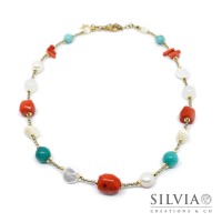 Collana girocollo Sandra con perle turchese e corallo Collana girocollo Sandra con perle turchese e corallo
