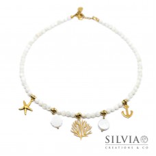 Collana girocollo perle di conchiglia con rametto corallo e charms mare oro
