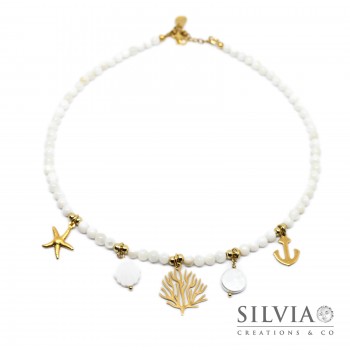 Collana girocollo perle di conchiglia con rametto corallo e charms mare oro