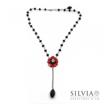 Collana a rosario con fiore rosso e cristalli