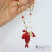 Collana lunga catena acciaio dorato e cristalli con pesce rosso e charms