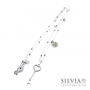 Collana lunga con chiave del cuore grande e ciondolo iniziali incise Collana lunga con chiave del cuore grande e ciondolo iniziali incise