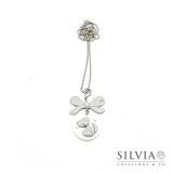 Collana lunga con cane grigio su disco bianco e fiocco