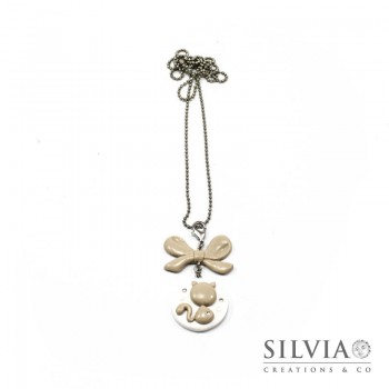 Collana lunga con gatto beige su disco bianco