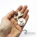 Collana lunga con gatto beige su disco bianco