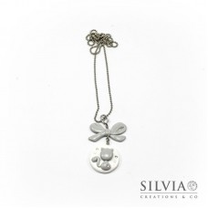 Collana lunga con gatto grigio su disco bianco e fiocco