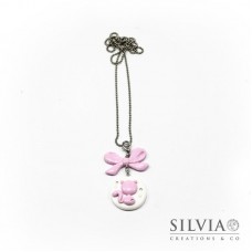 Collana lunga con gatto rosa su disco bianco e fiocco