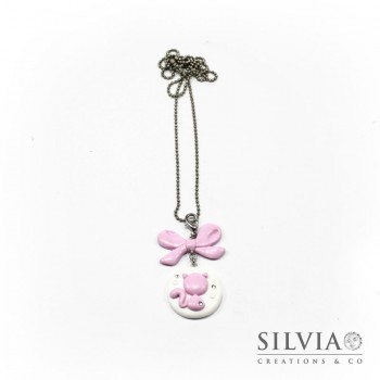 Collana lunga con gatto rosa su disco bianco e fiocco