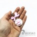 Collana lunga con gatto rosa su disco bianco e fiocco