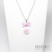 Collana lunga con gatto rosa su disco bianco e fiocco