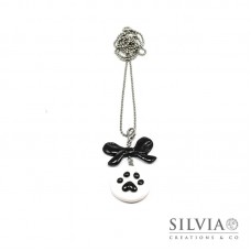 Collana lunga con zampa nera su disco bianco e fiocco