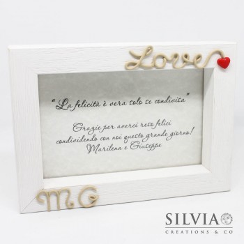Cornice con scritta love e iniziali